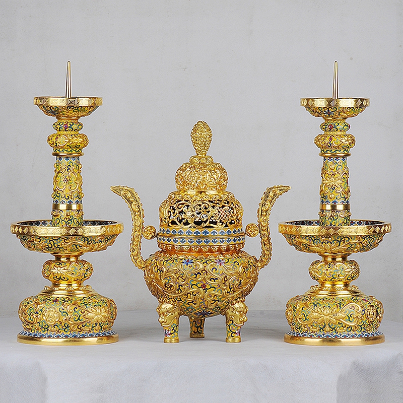 銅鎏金掐絲琺瑯蕃蓮紋香爐、燭臺(tái)